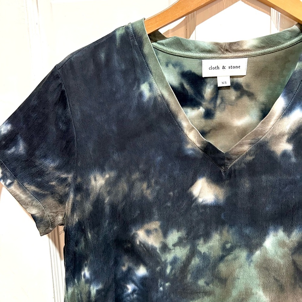 Anthropologie Cloth & Stone Green Black Tie Dye V-Neck T-Shirt Camo Size XS - Picture 3 of 6